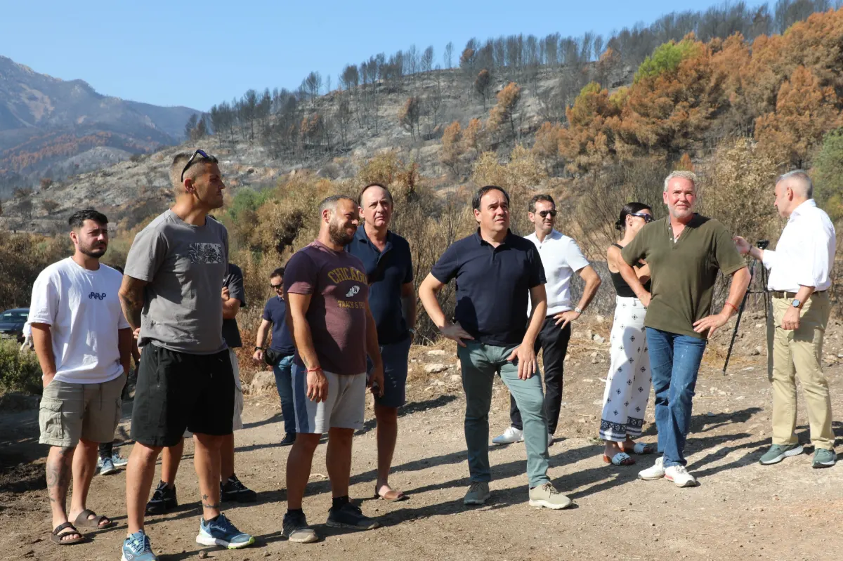 Pérez Llorca visita las ganaderías de la Plana Baixa afectadas por el incendio de la Vall d'Uixó