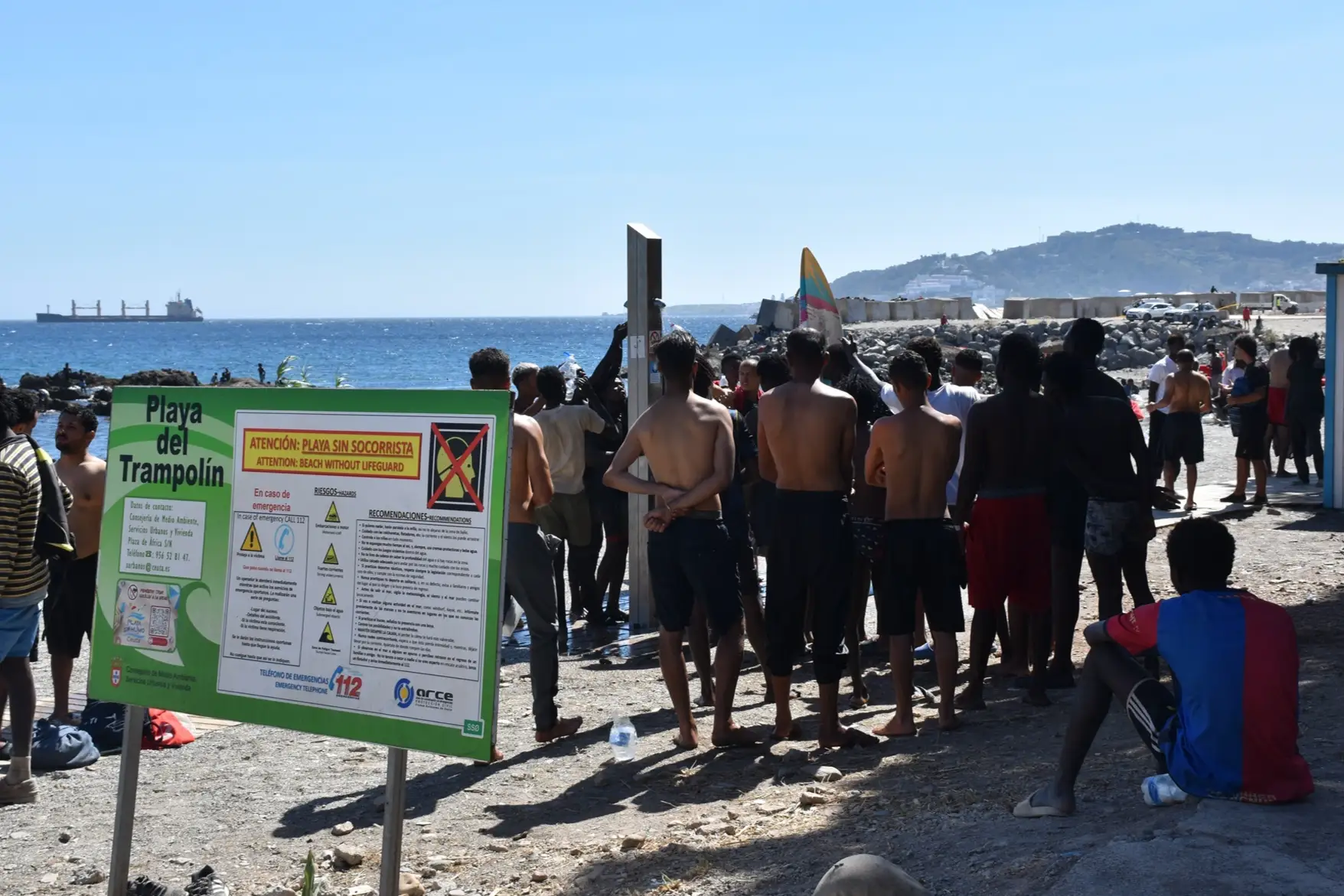 Una mezquita improvisada, torneos y tensión: así crece el asentamiento de inmigrantes en la playa El Trampolín de Ceuta