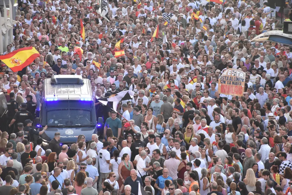 Más de 15.000 ceutíes salen a la calle al grito de “Basta ya. Ceuta no se rinde”