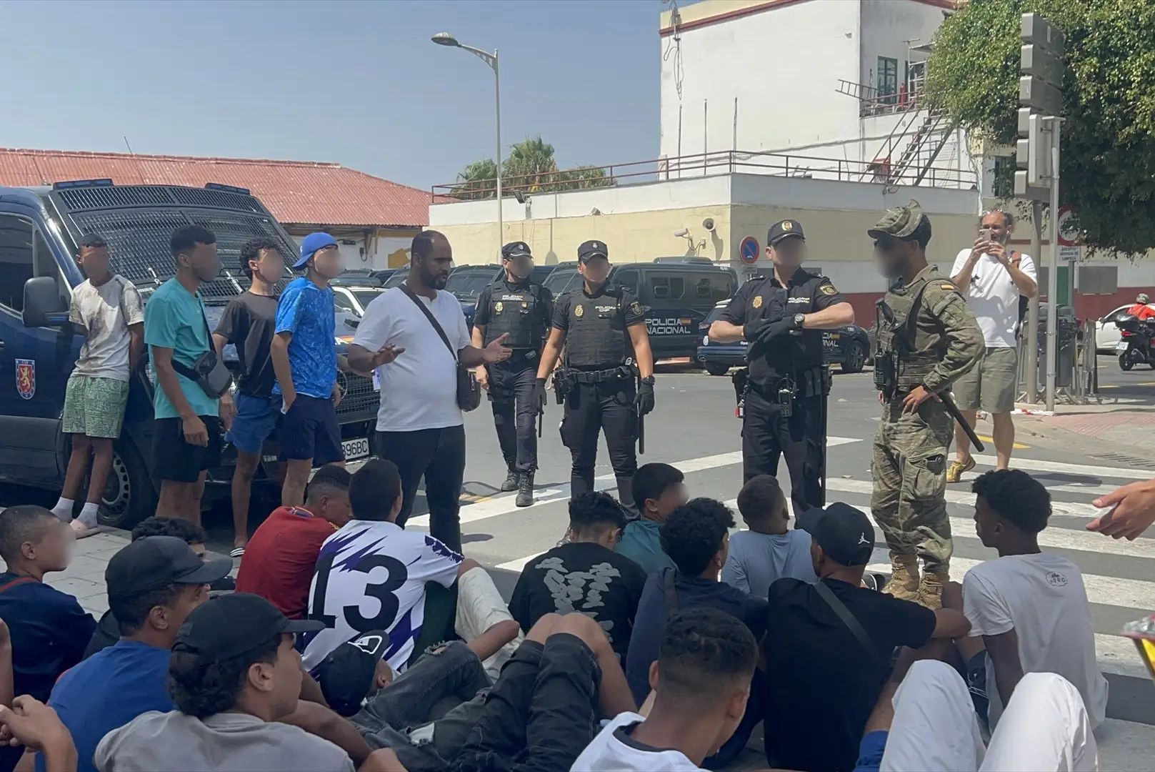 Moncloa acelera el traslado de 500 MENAS desde Ceuta a la Península