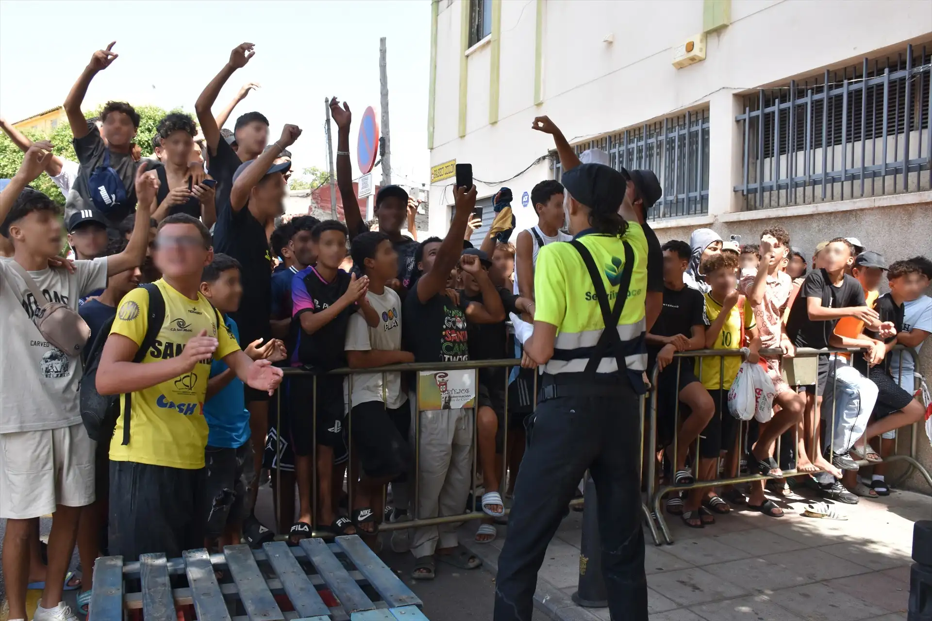 El Gobierno prioriza la reagrupación familiar para los menores que entraron a Ceuta tras la invasión