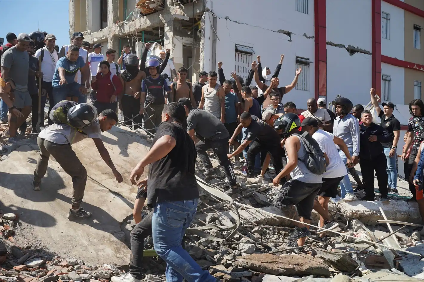 Colombia eleva a 132 los muertos por el terremoto de 7,4 y declara la emergencia nacional