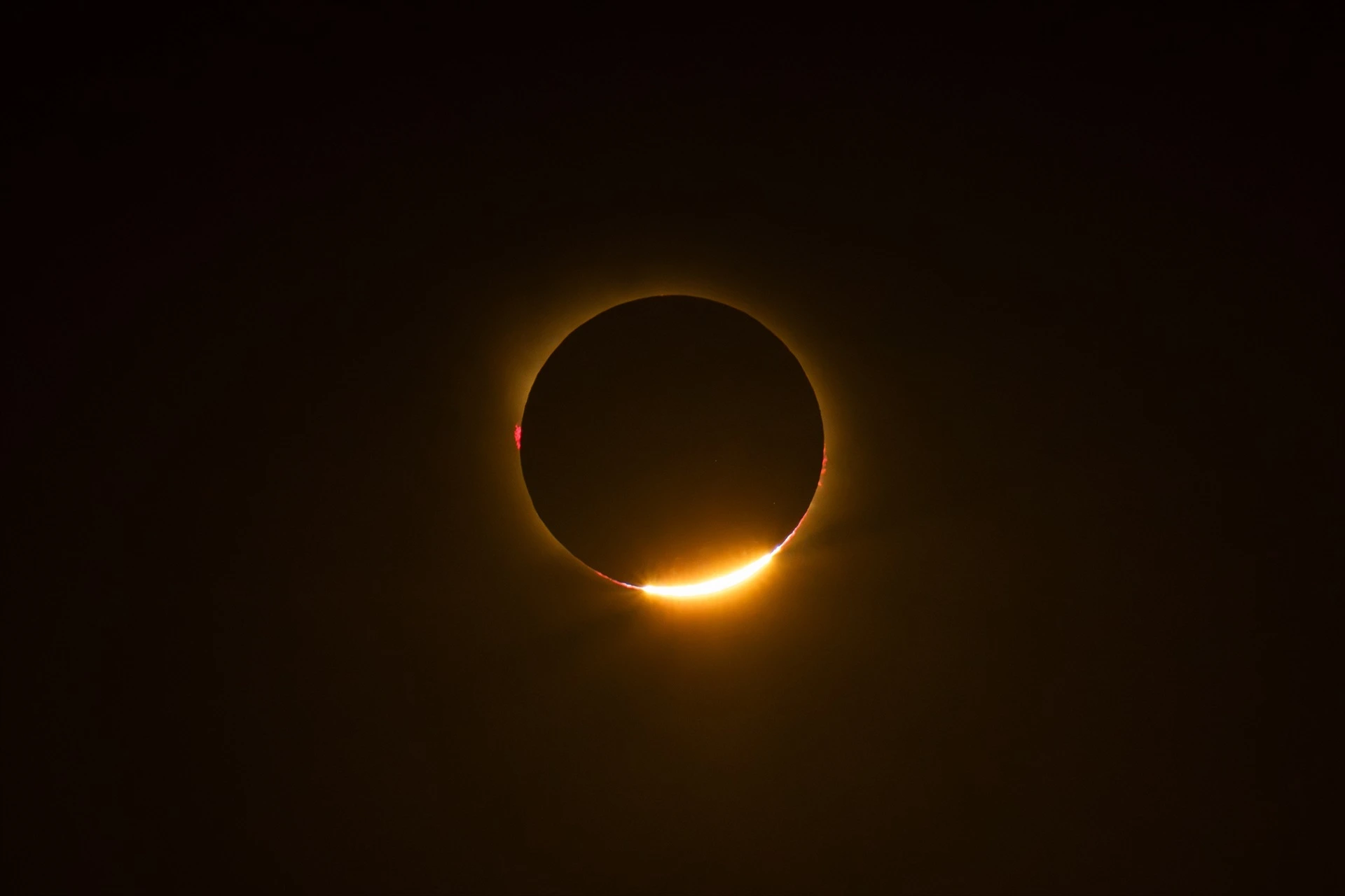 La Comunitat vive un eclipse histórico entre aplausos, playas llenas y comportamiento "ejemplar"