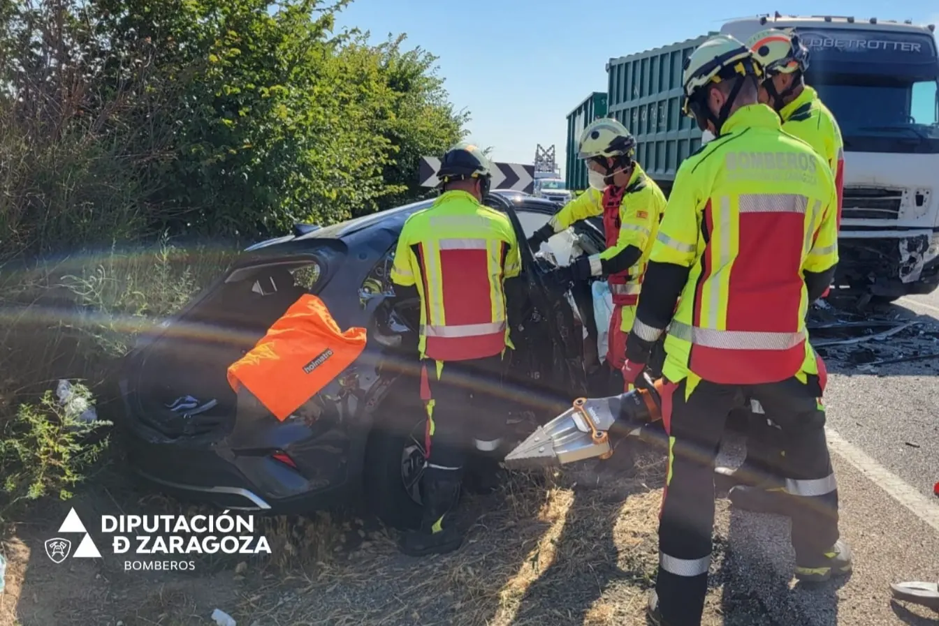Cuatro muertos y un herido grave en un choque frontal entre un coche y un camión en la N-122 en Zaragoza