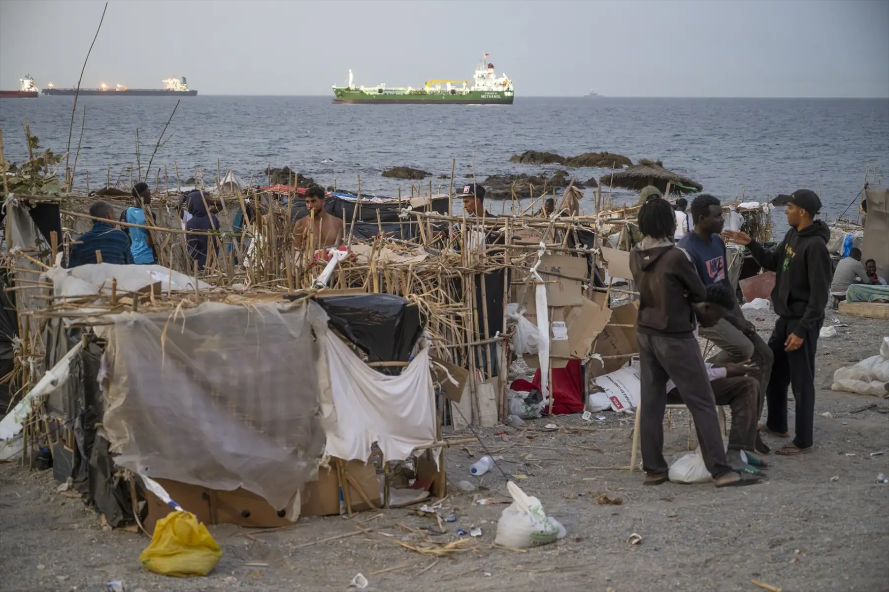 La Policía desaloja a 4.000 inmigrantes de la playa del Trampolín en Ceuta