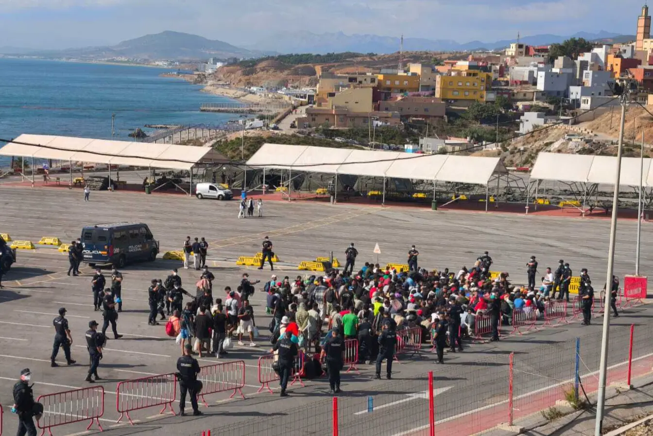 Ceuta traslada a 1.700 inmigrantes de El Trampolín mientras prepara más de 5.000 plazas de acogida