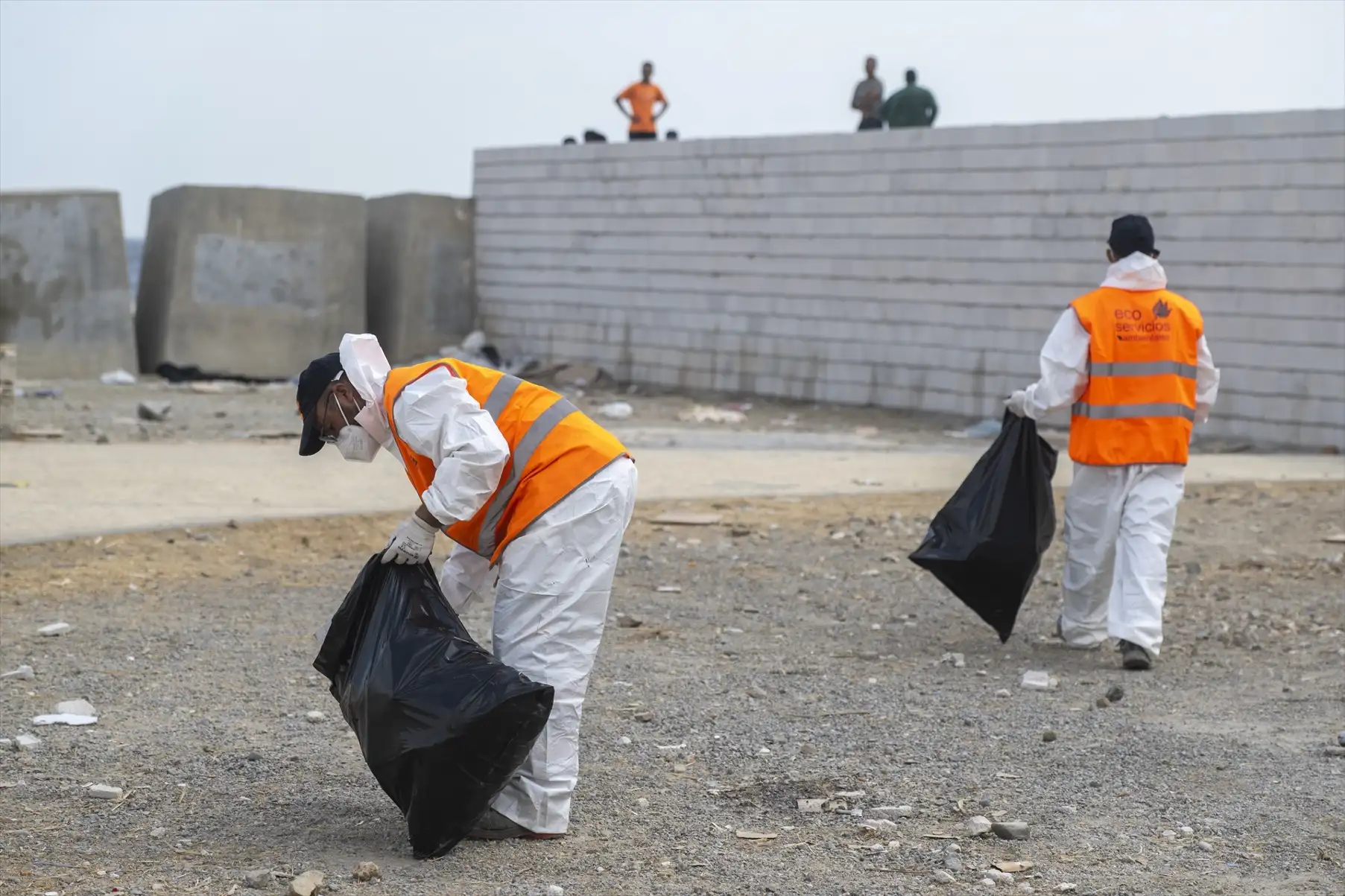 La llegada masiva de inmigrantes desborda a los trabajadores de limpieza de Ceuta