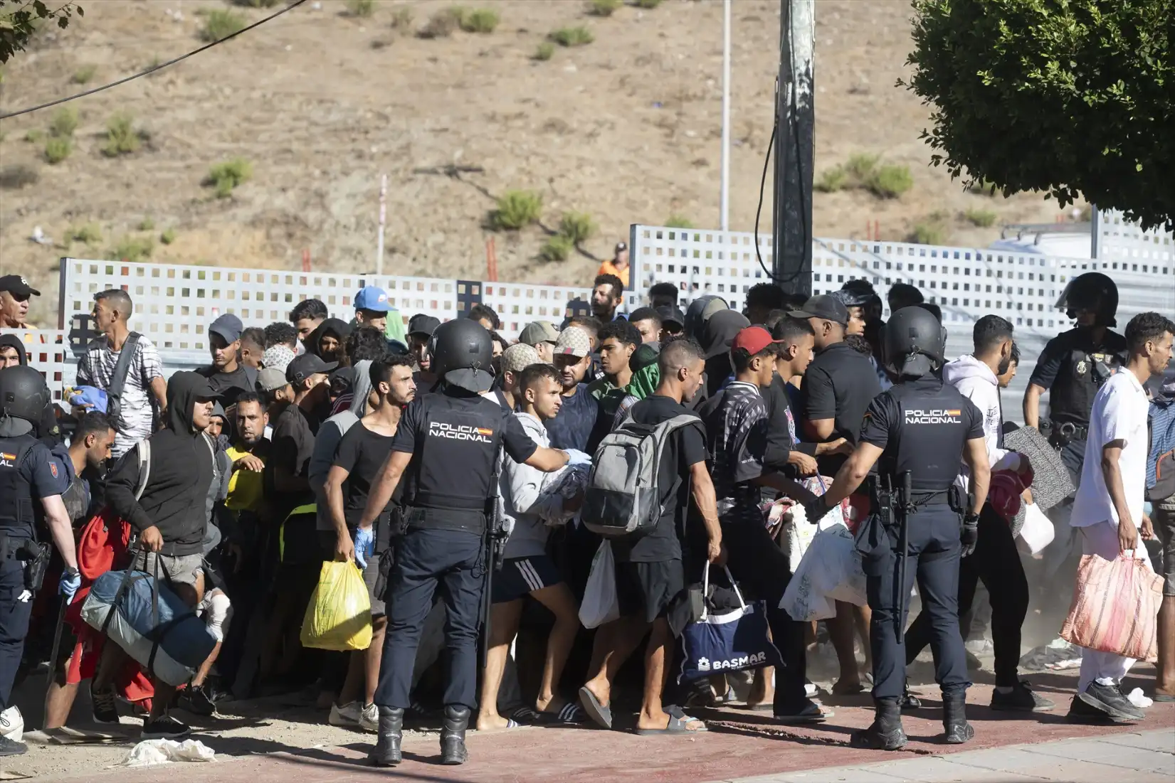 La Policía detiene a un inmigrante tras lanzar piedras contra los agentes en Loma Colmenar