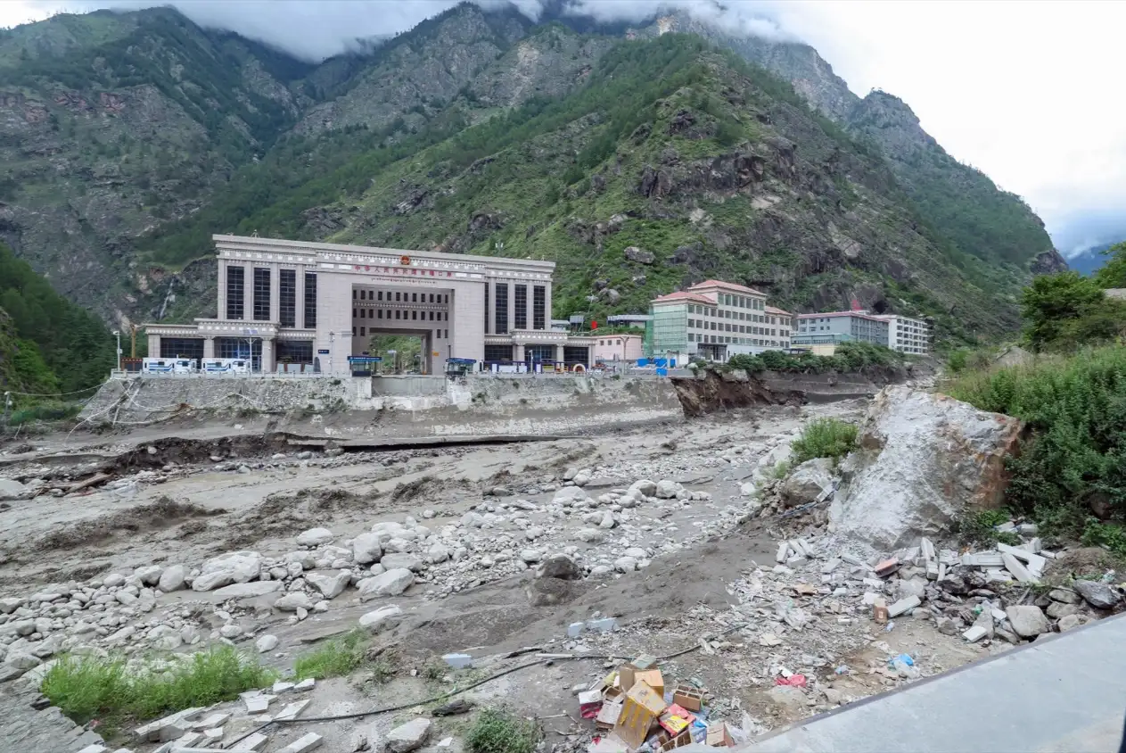 Cuatro españoles desaparecidos tras la riada en Nepal y Tíbet que deja más de 165 muertos