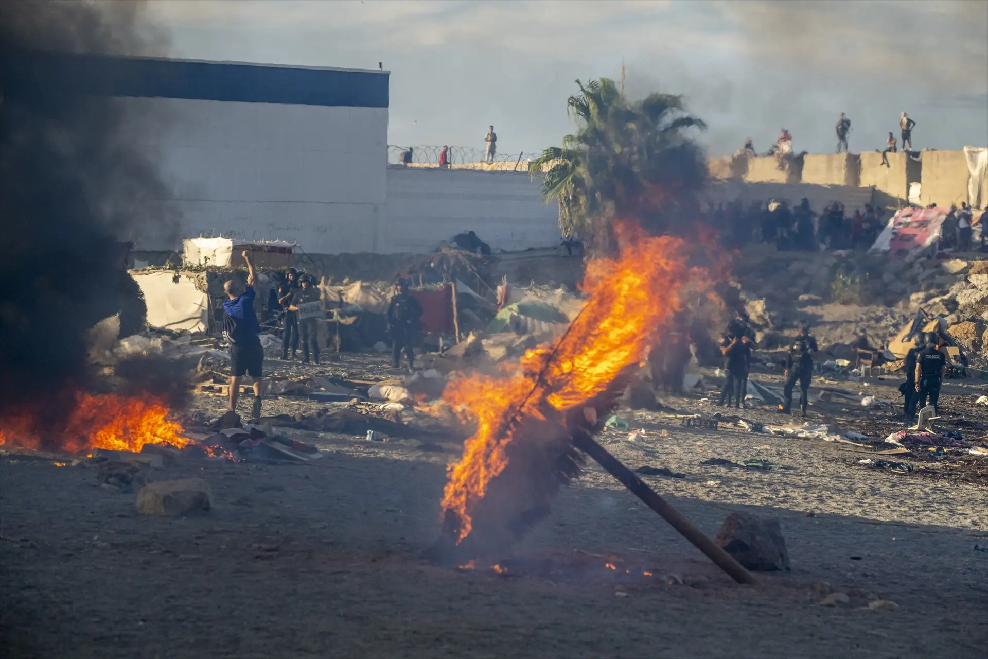 La Policía carga en Ceuta contra manifestantes tras quemar enseres de asentamientos inmigrantes