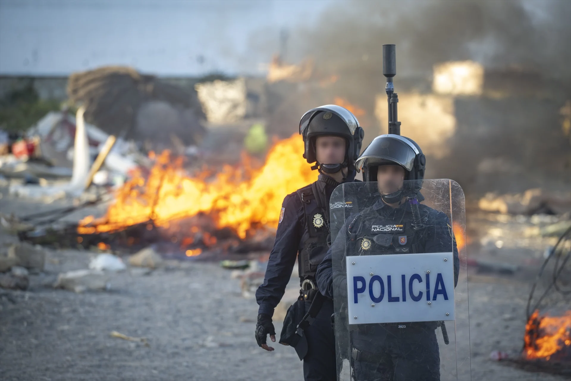 Máxima tensión en Ceuta: la Policía carga y lanza pelotas de goma ante el intento de asalto a Loma Colmenar