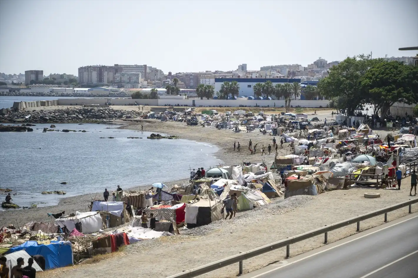 Expulsan de España a 12 marroquíes que entraron irregularmente en Ceuta a finales de julio