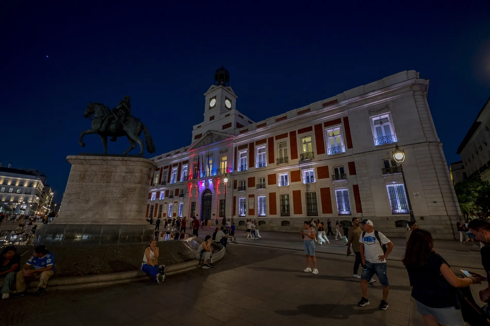 Ayuso ilumina la Real Casa de Correos con la bandera de Ceuta: "Necesita ley, seguridad y orden"