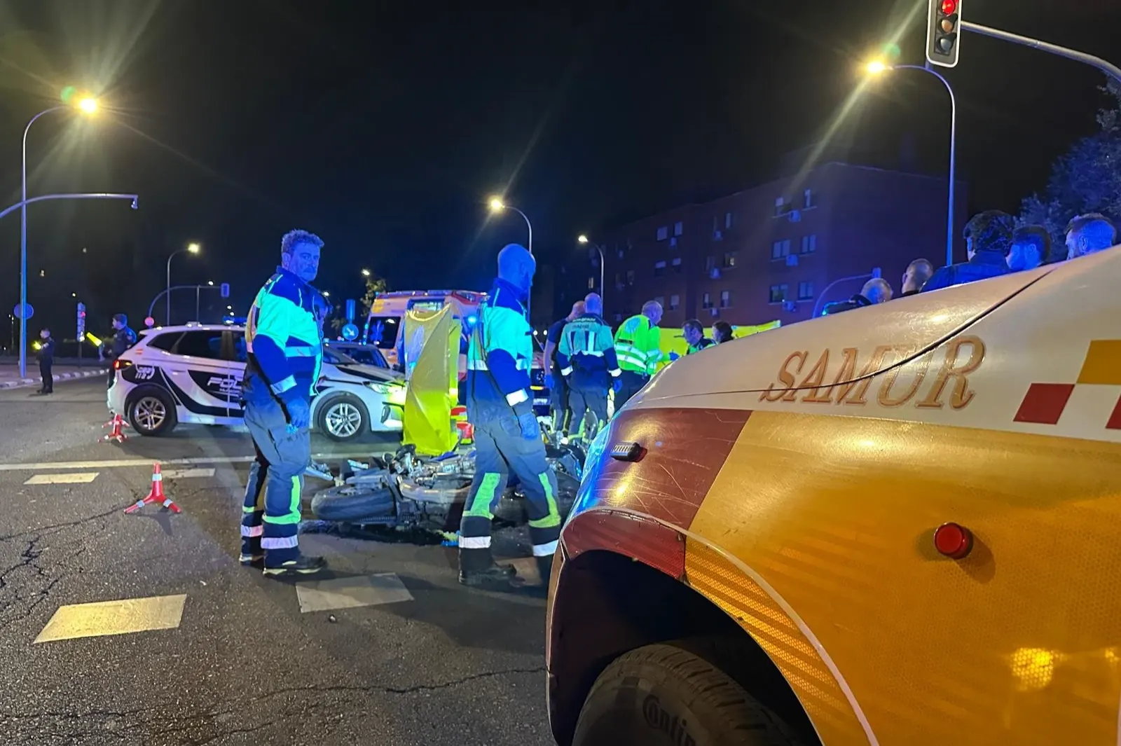 Muere un motorista de 47 años tras chocar contra un coche en la avenida de Los Poblados de Madrid