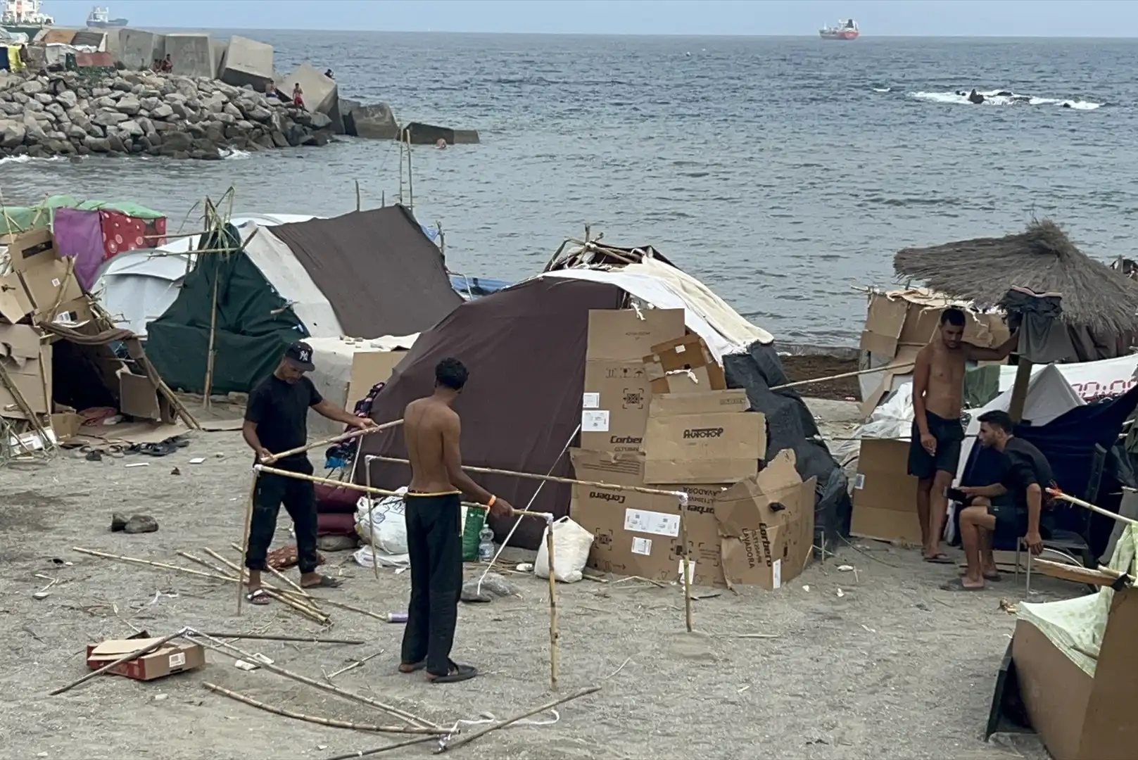 Ceuta exige retirar de forma urgente un campamento de inmigrantes