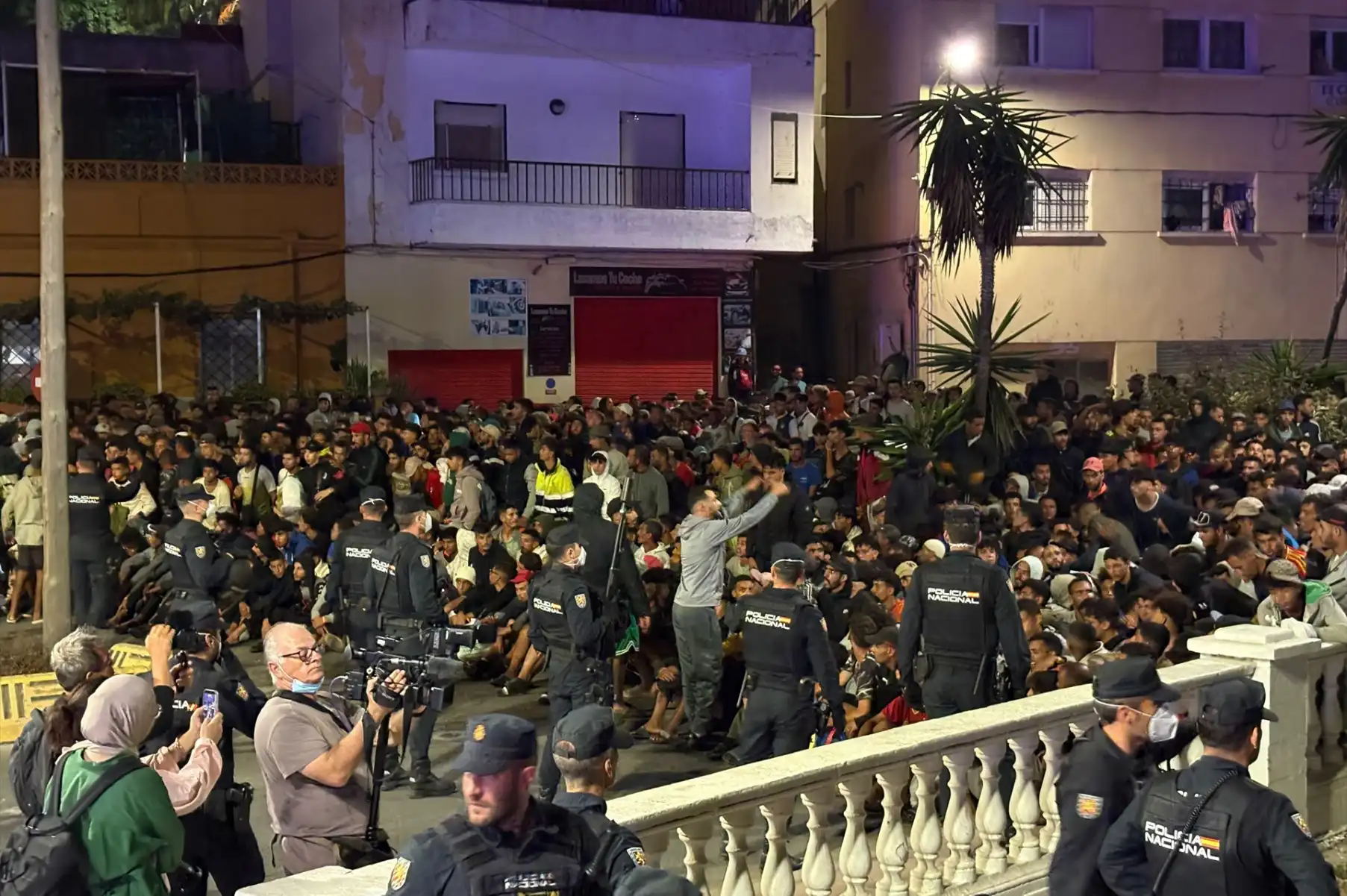 Así ha quedado Ceuta tras la estampida durante el traslado masivo de inmigrantes al puerto