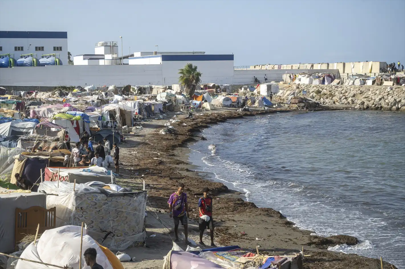 La Policía frena un nuevo intento de asalto a Ceuta: 150 inmigrantes se aproximaban a la frontera de Benzú
