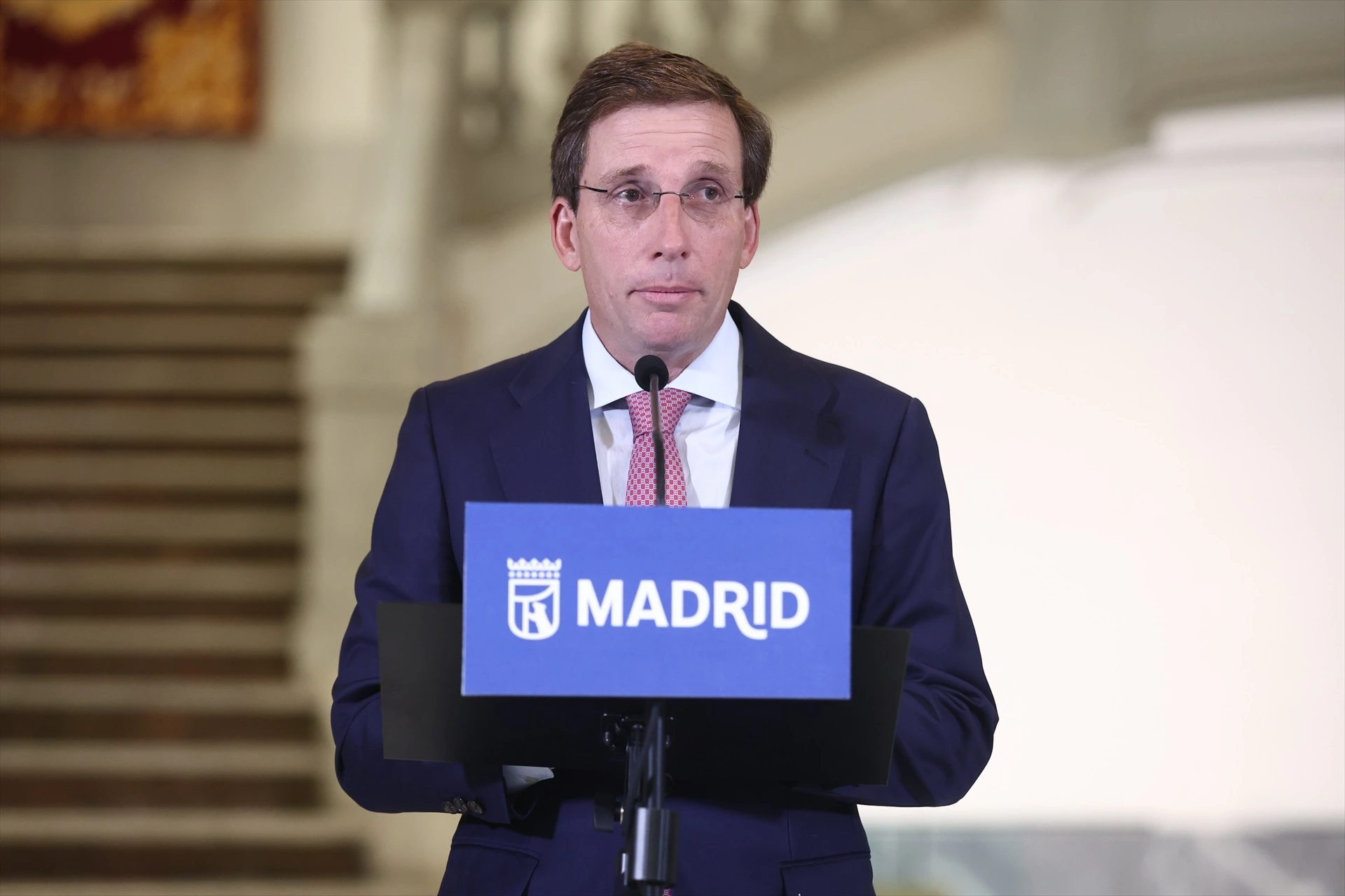 Almeida denuncia la presencia de grandes cuchillos y adoquines en la acampada de Sol