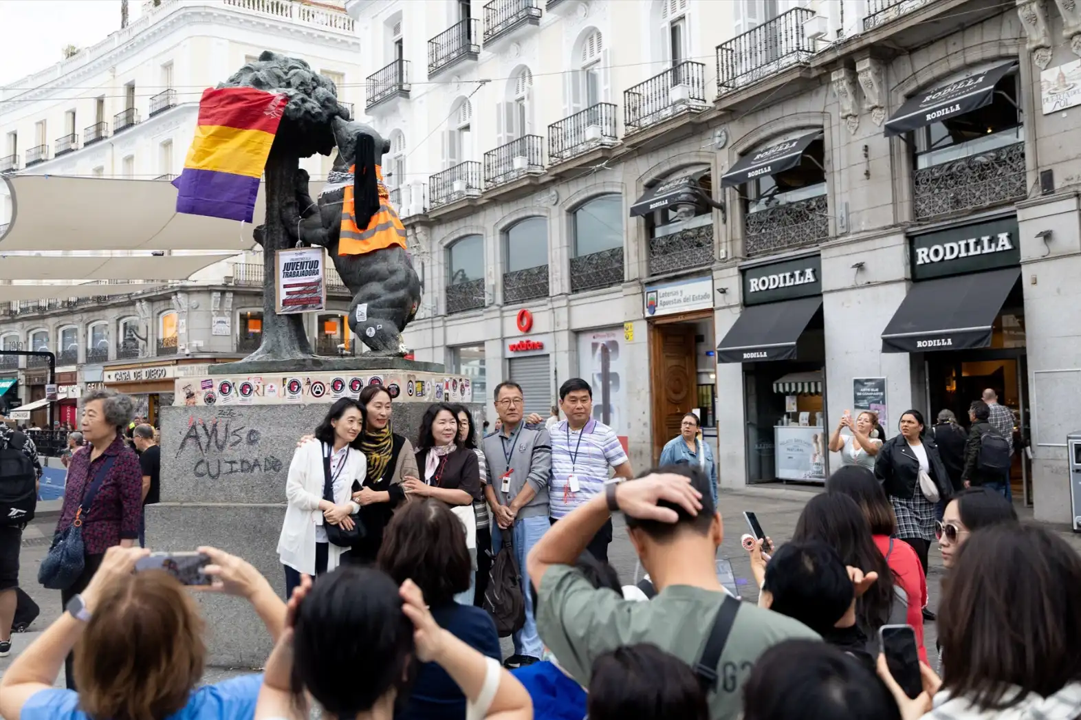 La ultraizquierda vandaliza el Oso y el Madroño y deja mensajes contra Ayuso en plena acampada de Sol