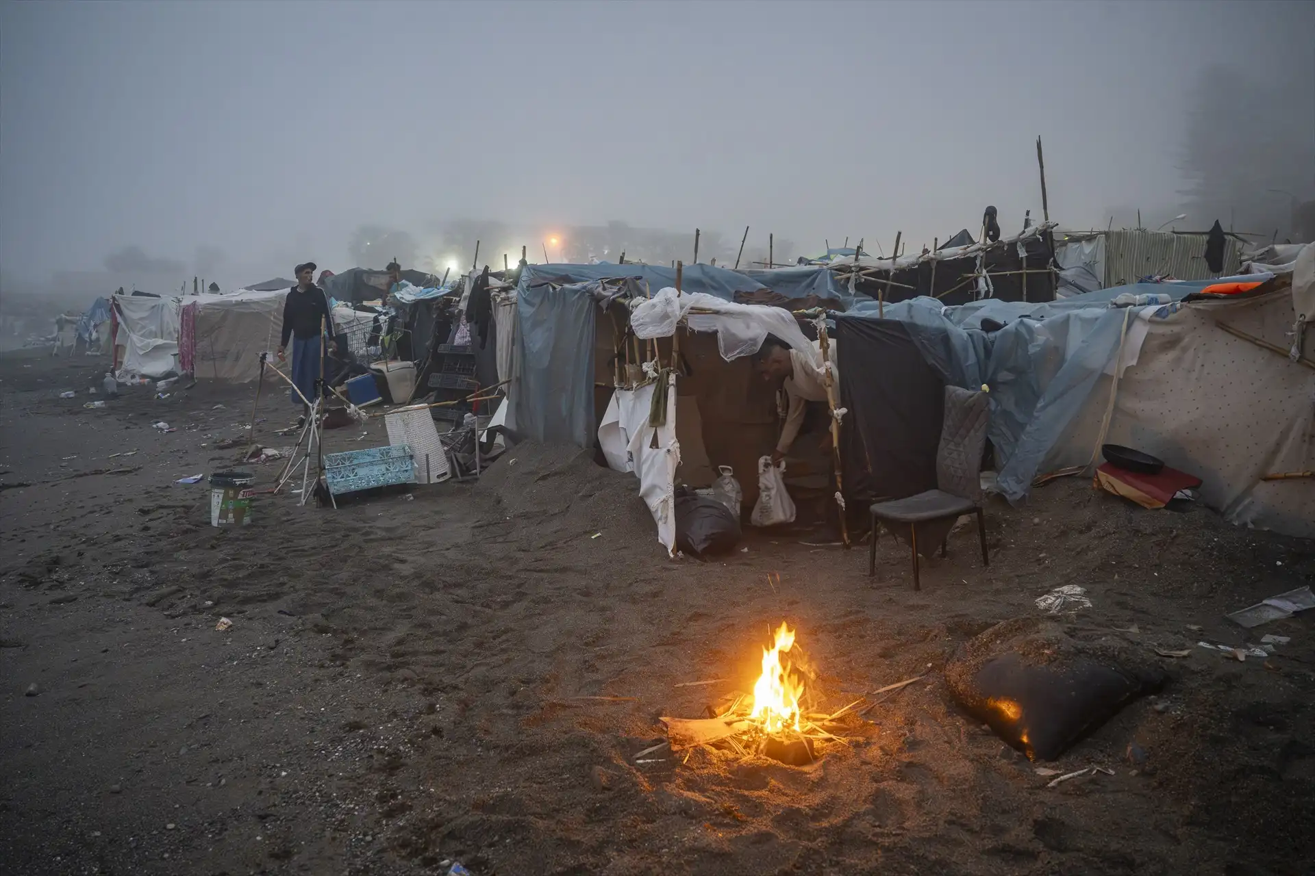 Más de 150 inmigrantes regresan a Marruecos tras el desmantelamiento de la playa del Trampolín de Ceuta