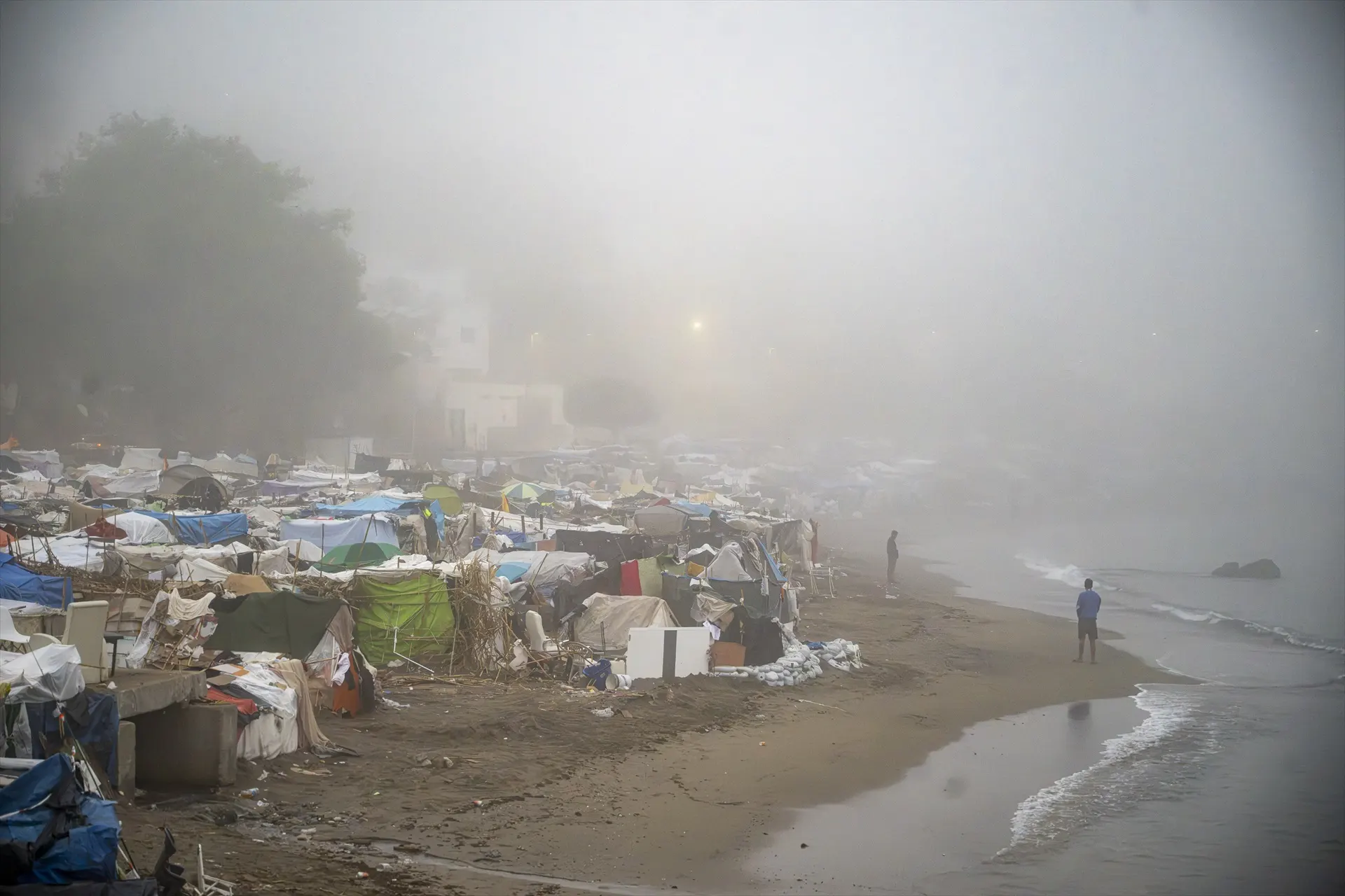 Alerta sanitaria en Ceuta: detectan aguas contaminadas en la playa donde permanecen 3.000 inmigrantes