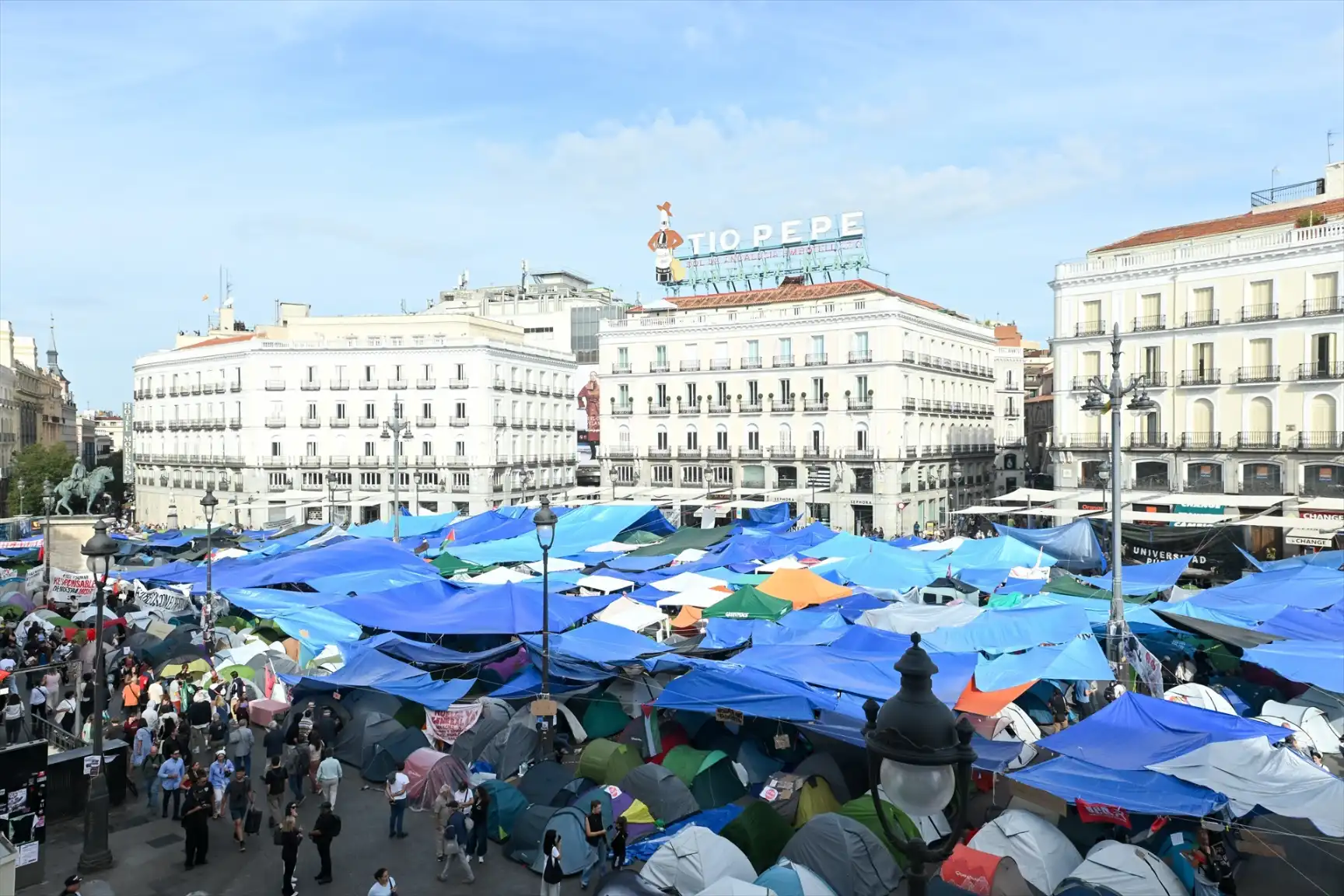 El PP denuncia el "doble rasero" de Francisco Martín: Policía en su mesa de Vallecas mientras sigue la acampada de Sol