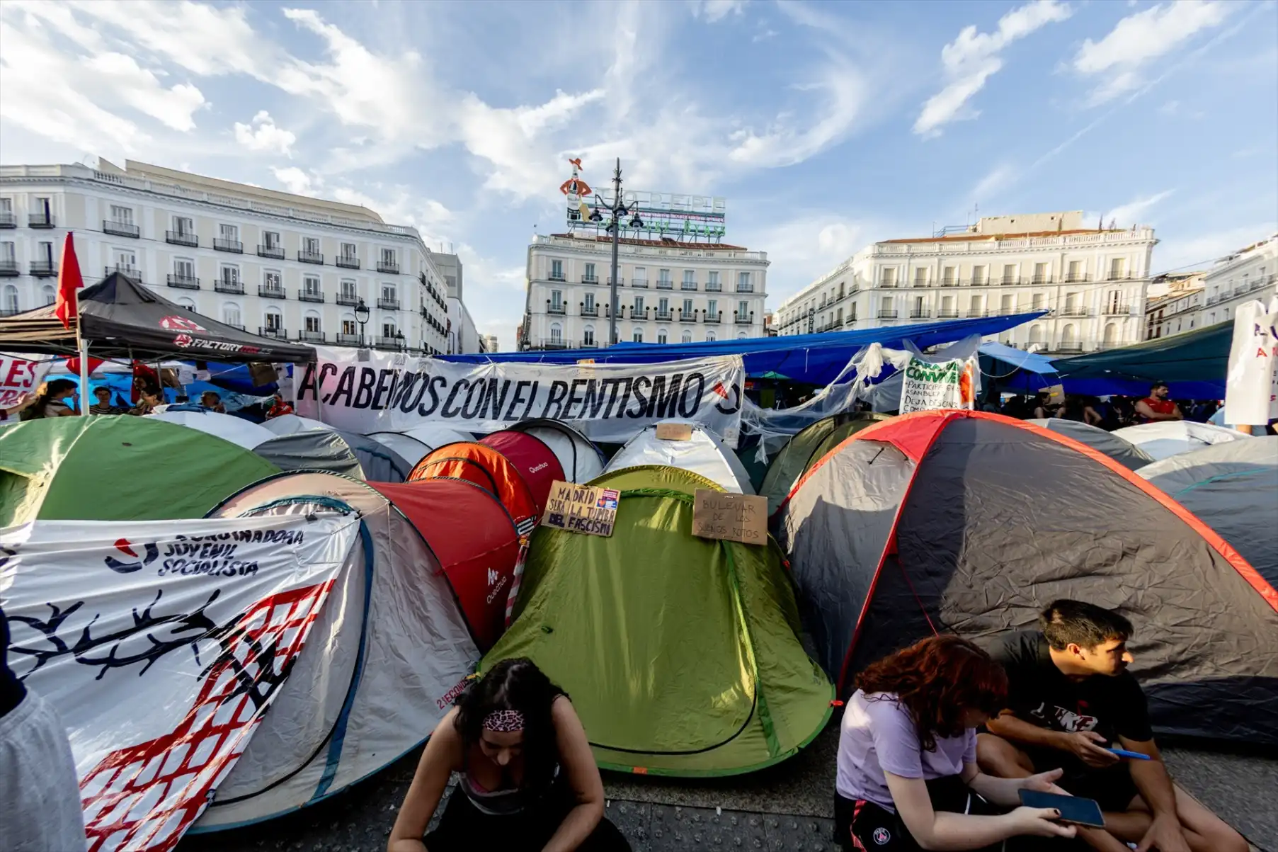 Detenido un hombre de 59 años con múltiples antecedentes por amenazar con una navaja a una joven en la acampada de Sol