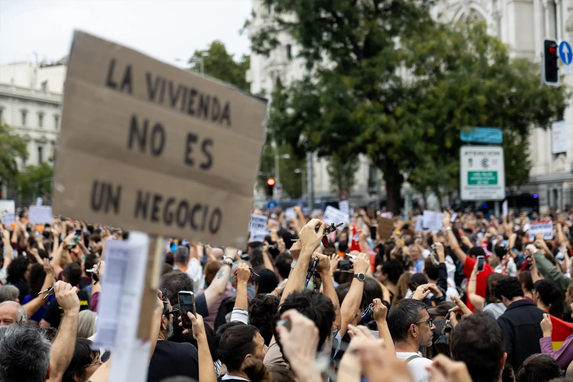 Las protestas por la vivienda toman España con cargas policiales en Valencia mientras Sánchez sopesa elecciones