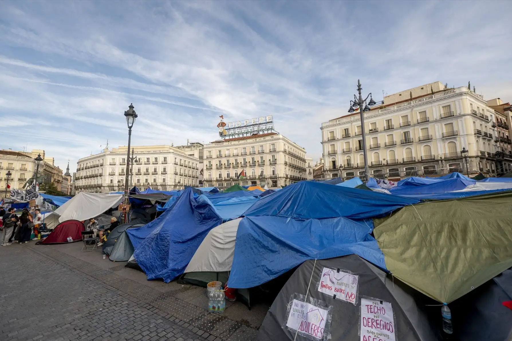 Una víctima de okupación se instala en una tienda ajena en Sol para dar un "escarmiento" a los manifestantes