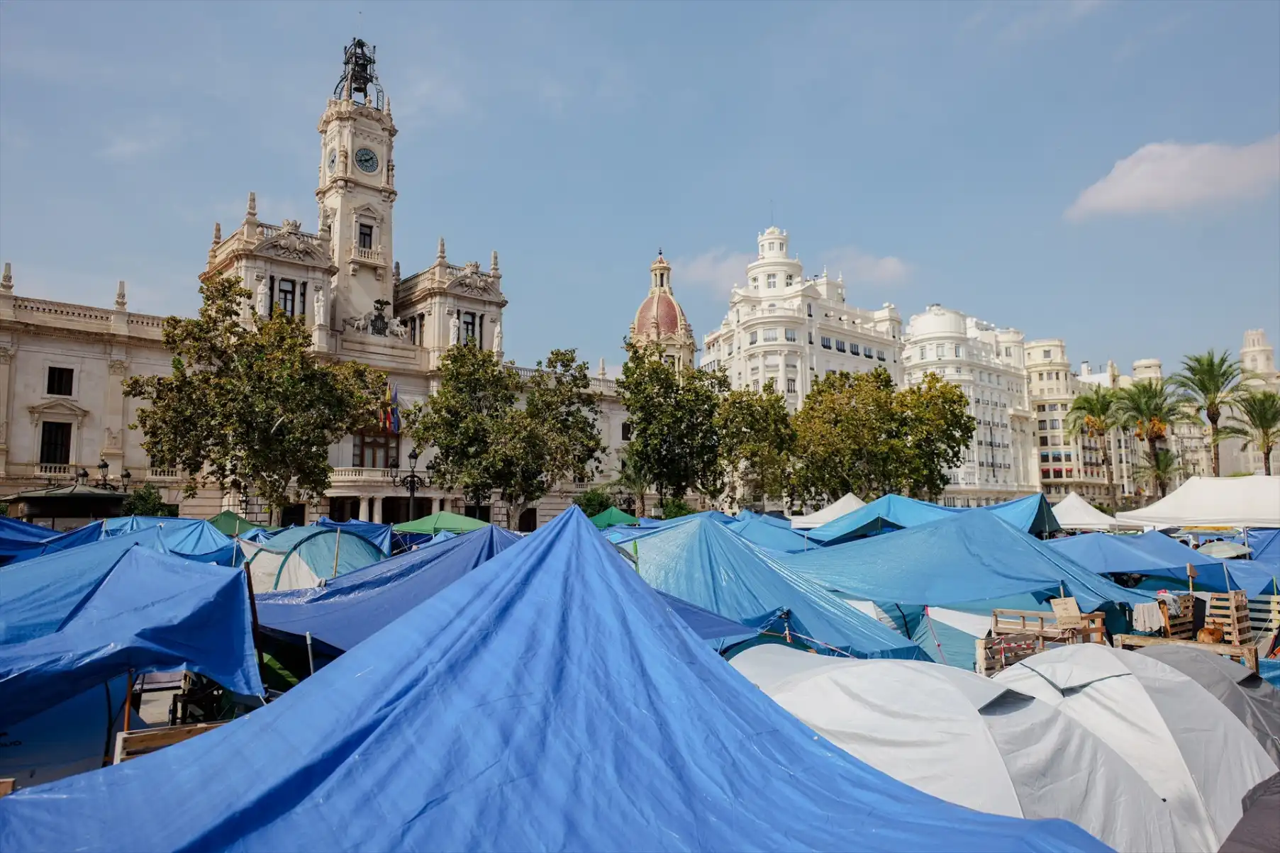 La acampada alcanza el recorrido de la Procesión Cívica y el Ayuntamiento exige a Bernabé que actúe