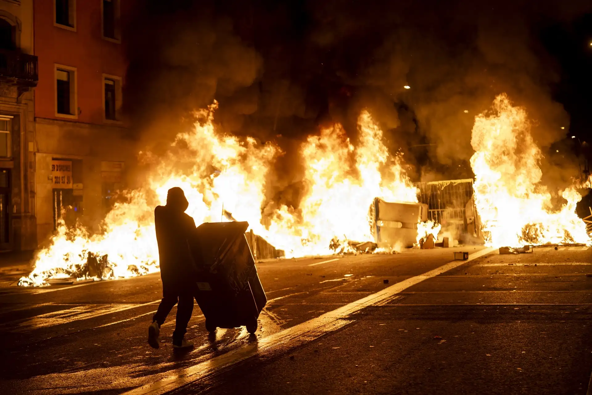 Graves disturbios en Barcelona tras la manifestación por la vivienda: 13 detenidos y 30 Mossos heridos