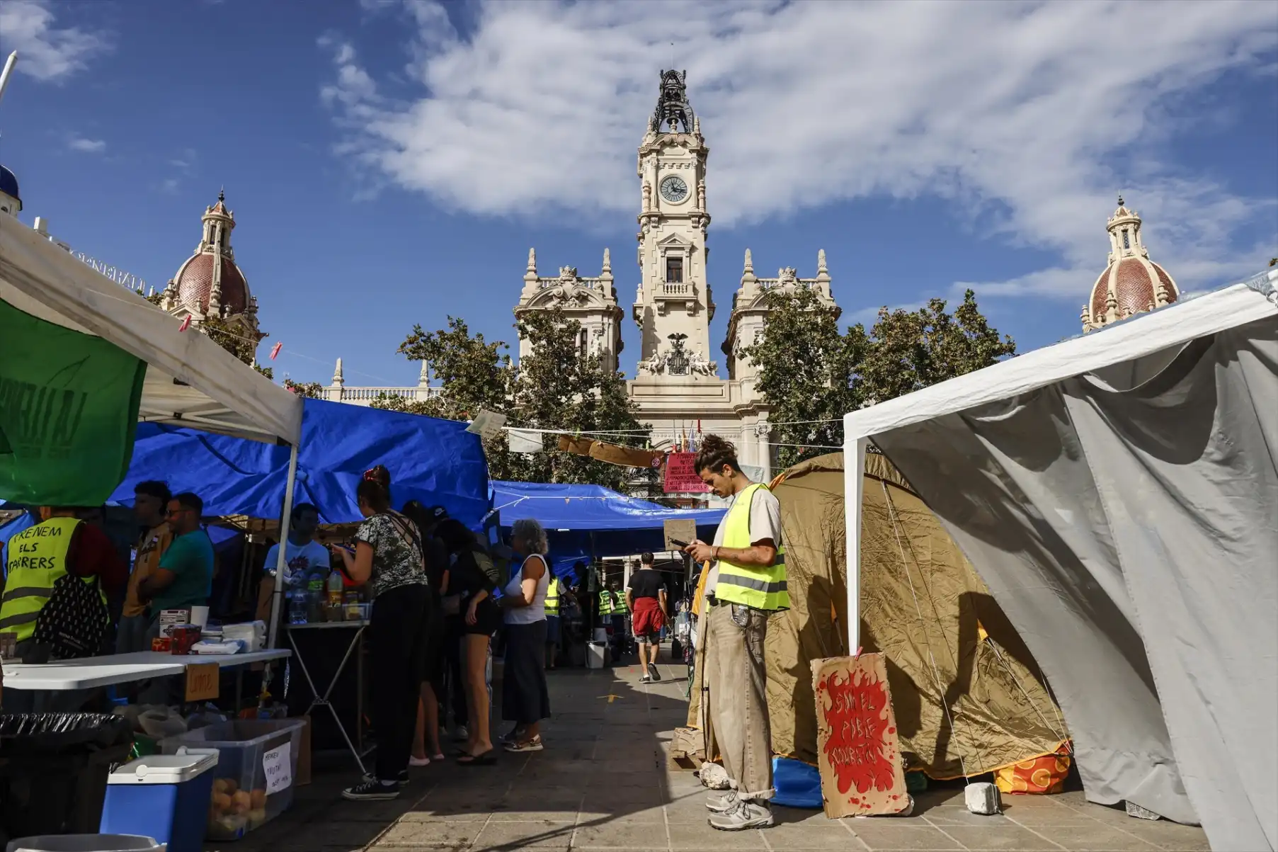 Catalá mantiene el 9 d'Octubre en la plaza del Ayuntamiento pese a la acampada por la vivienda