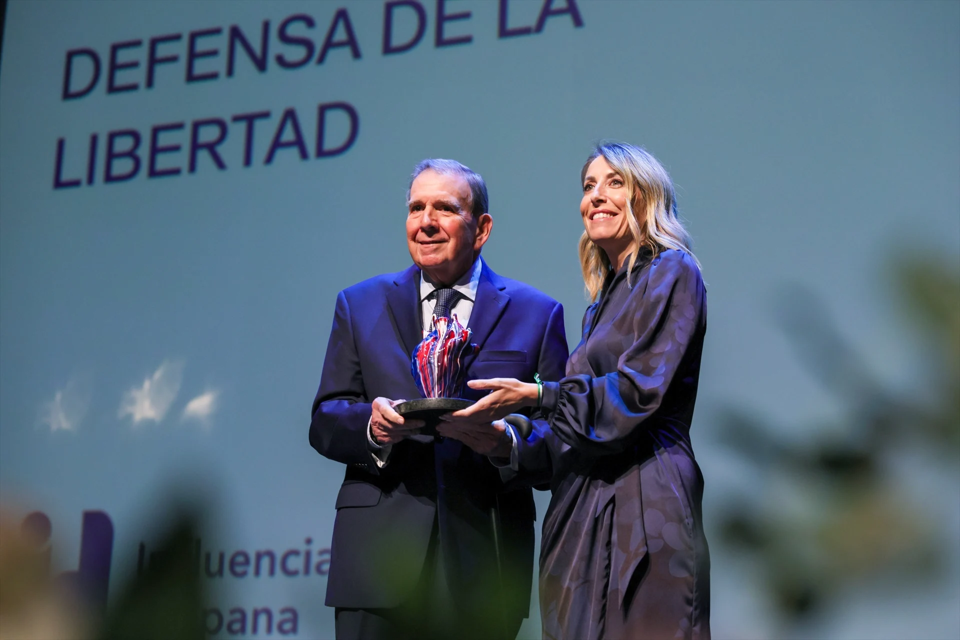 María Guardiola reivindica los lazos con América y premia a Edmundo González
