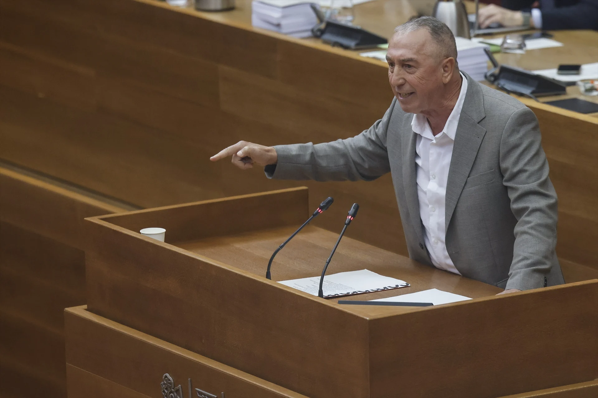 Baldoví y otros dirigentes de Compromís, abucheados al grito de "¡Fuera!" y "¡Catalanistas!" en el 9 de Octubre