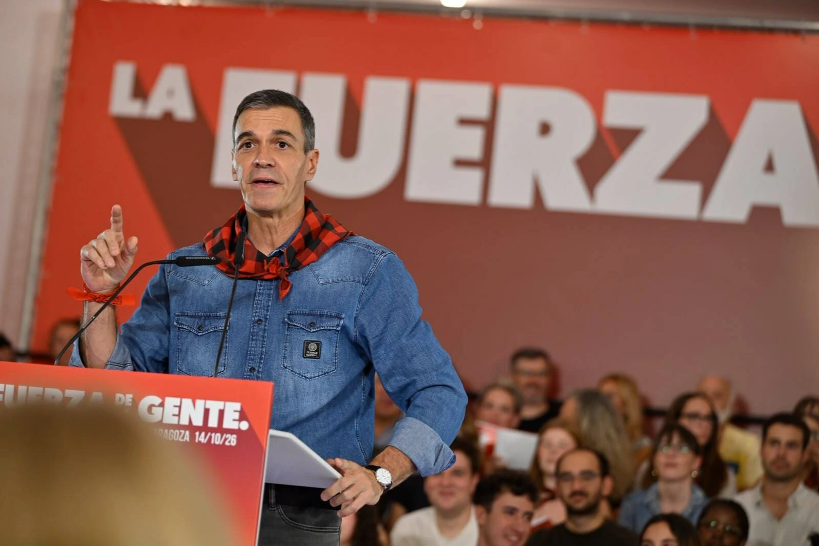 Las distintas versiones del Gobierno sobre los buques marroquíes en Ceuta ponen en apuros a Sánchez