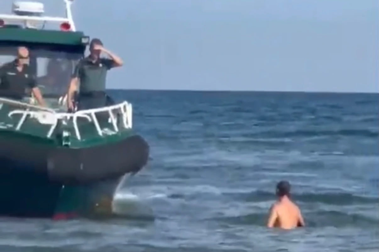 La Policía Local detiene a un presunto ladrón de móviles tras una hora escondido en el mar en València