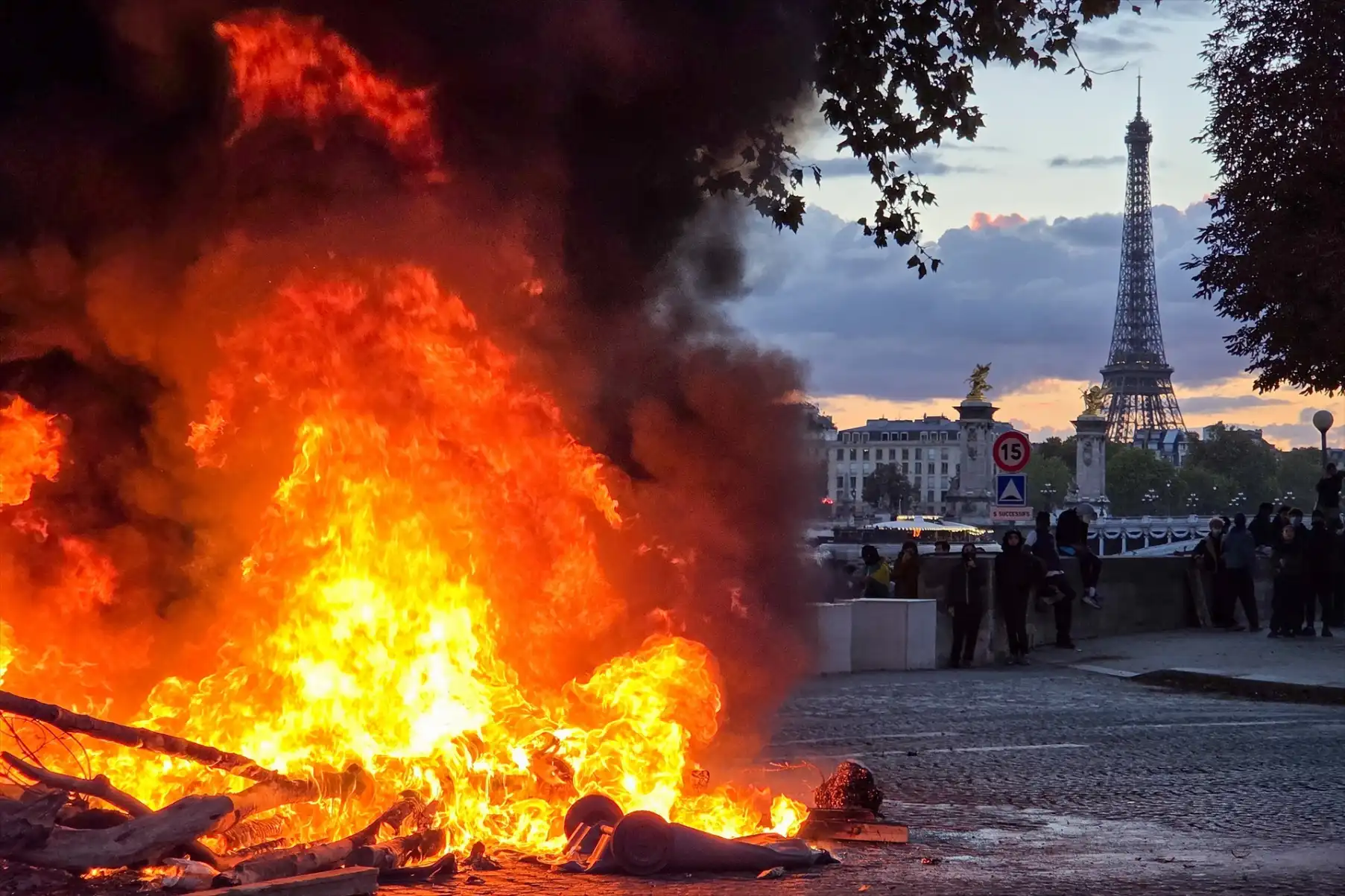 Francia prepara toques de queda ante la oleada de disturbios y saqueos que sacude el país