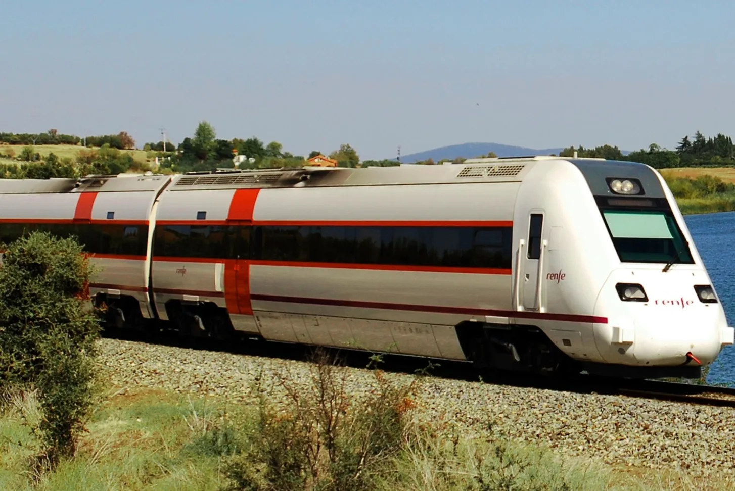 Choque de trenes en Toledo deja vagones despeñados