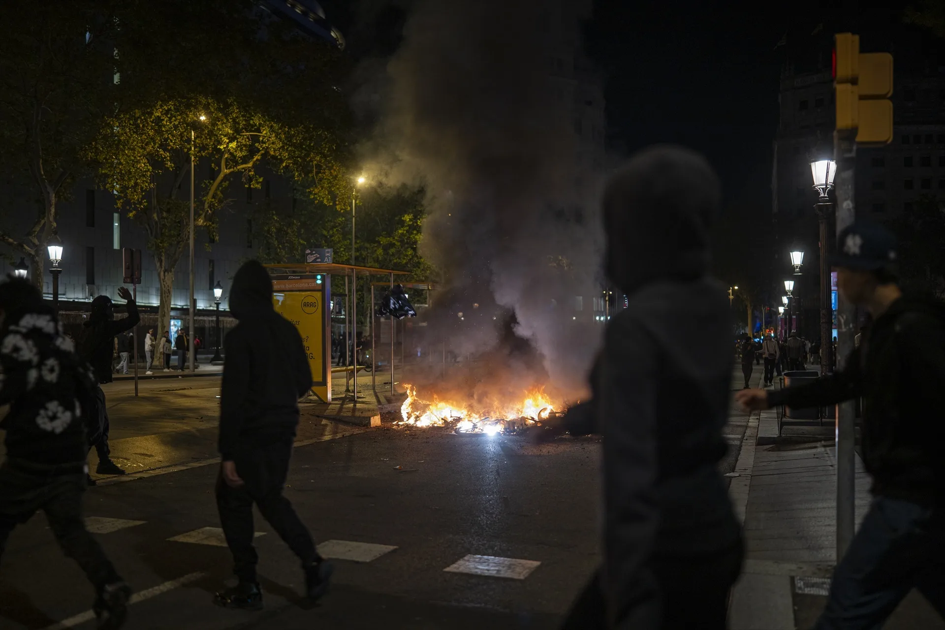 Barcelona se convierte en escenario de graves disturbios: 14 comercios saqueados y un centenar de detenidos