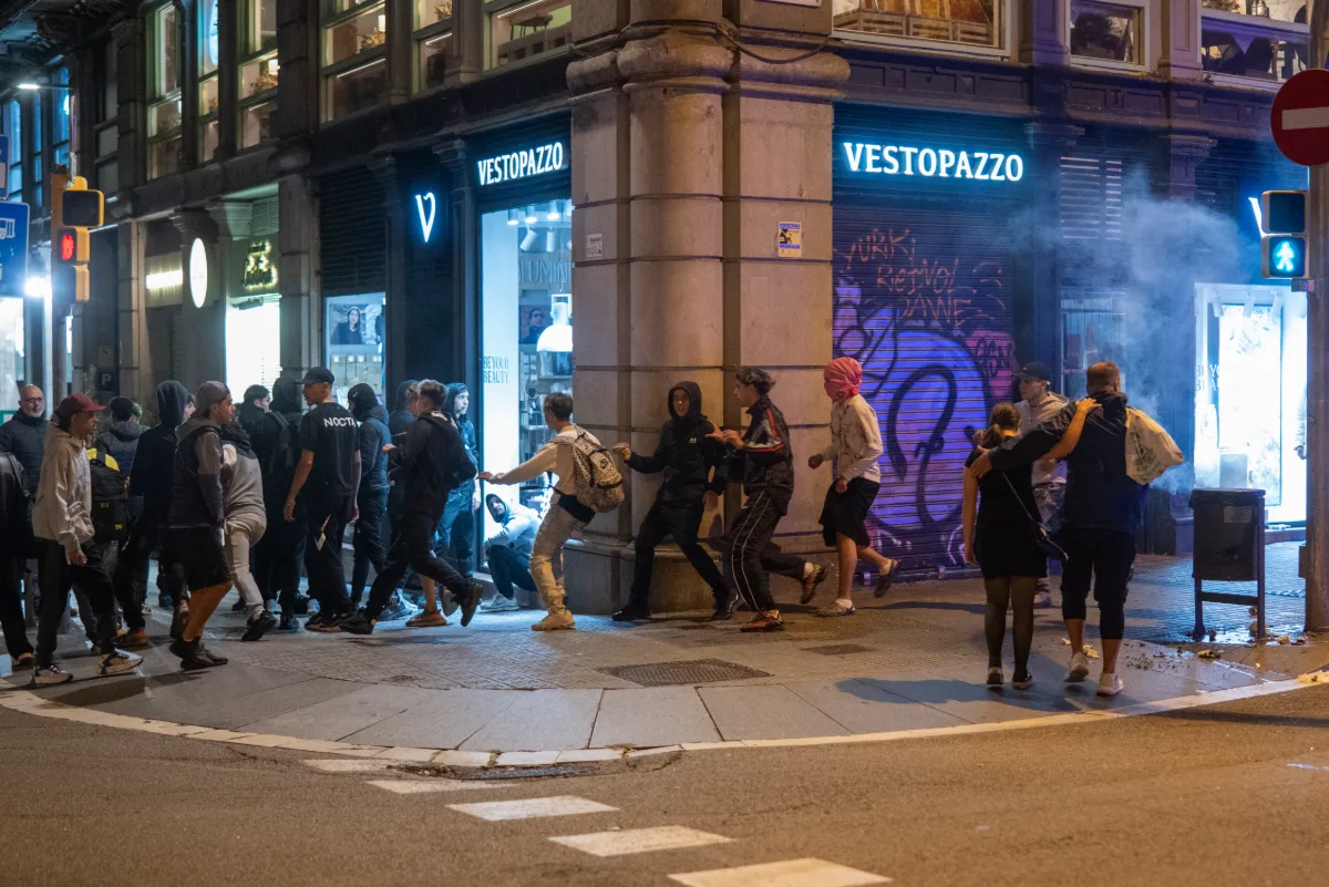 Grupos de inmigrantes amenazan con saquear tiendas de lujo en Barcelona la noche de Halloween