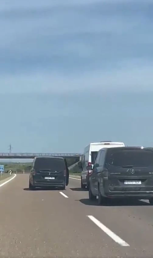 Furgonetas de aficionados de la Real Sociedad intentan sacar de la carretera a una caravana de aficionados del Atlético de Madrid