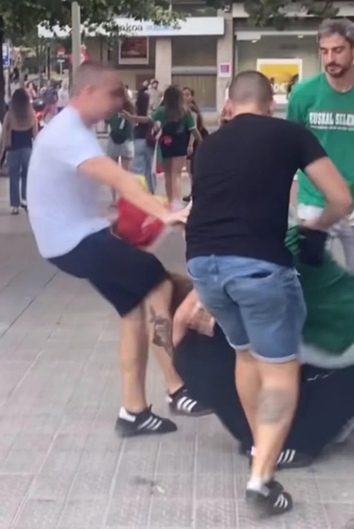 Golpean a un joven por llevar la bandera de España