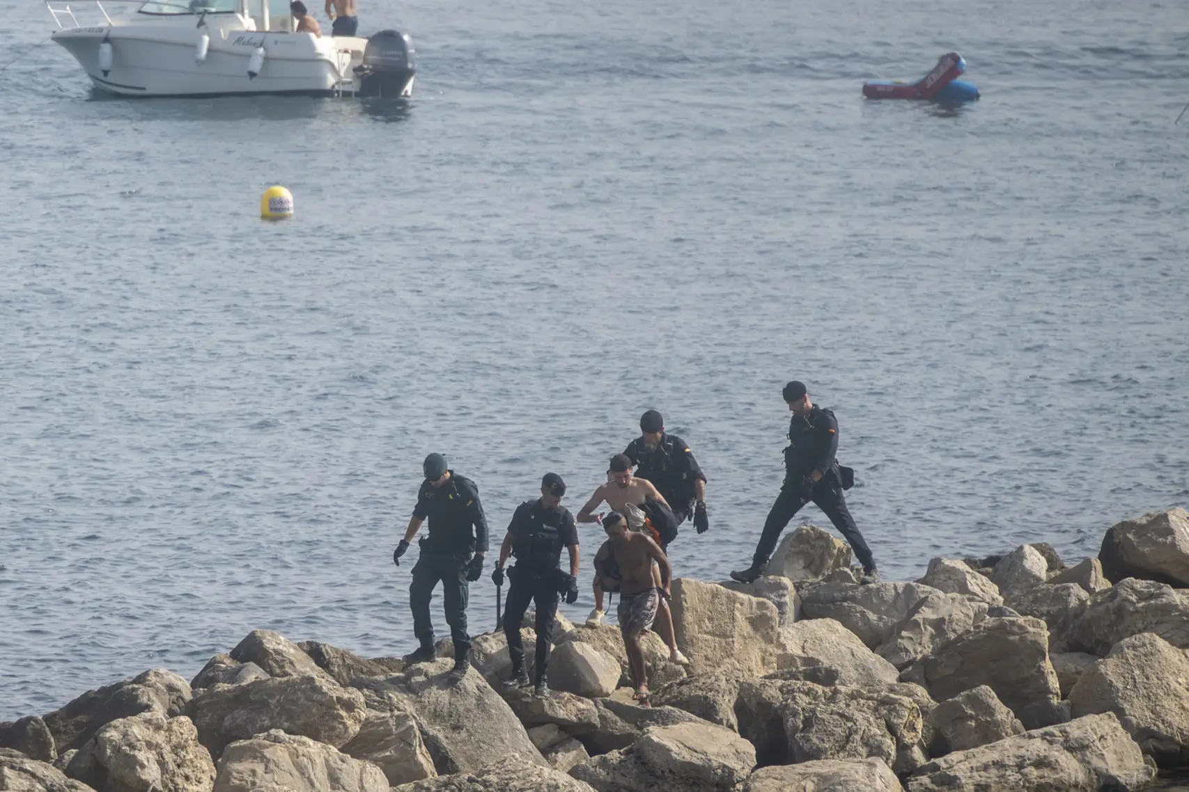Los guardias civiles cuestionan las boyas de Marlaska en Ceuta y alertan de que no frenarán nuevas entradas