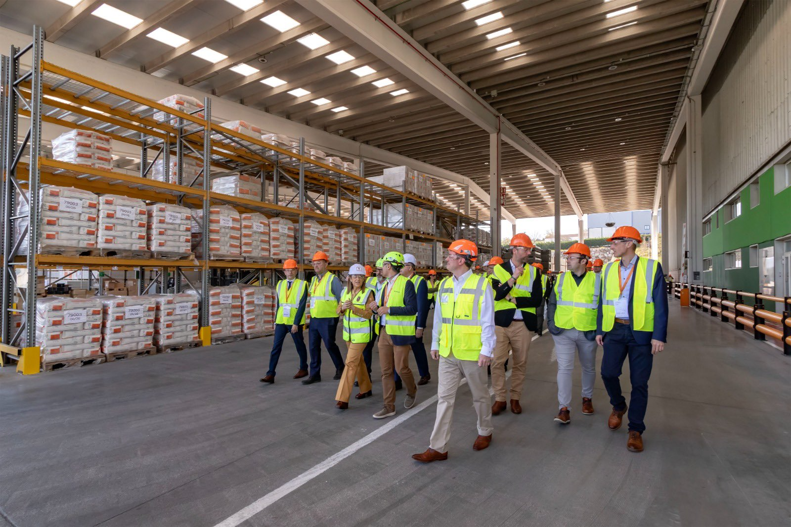 La presidenta de Cantabria ha inaugurado la segunda línea de producción de la planta de fibroyeso de Orejo