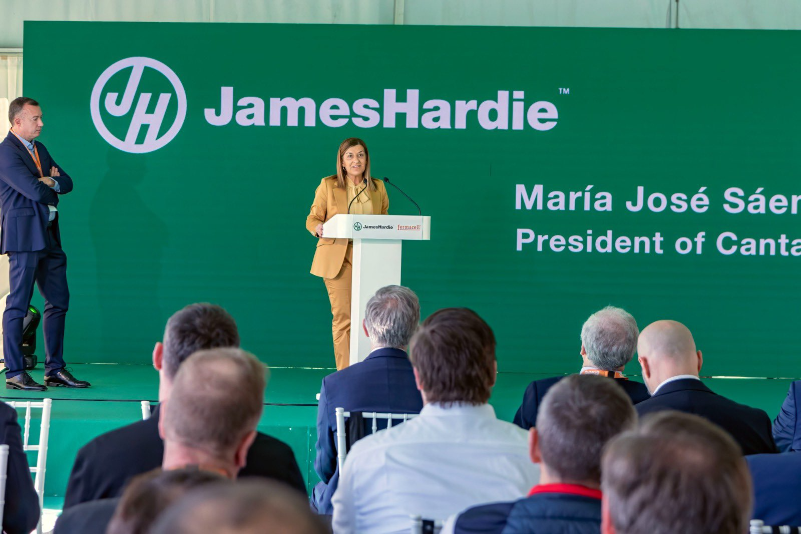 La presidenta de Cantabria ha inaugurado la segunda línea de producción de la planta de fibroyeso de Orejo