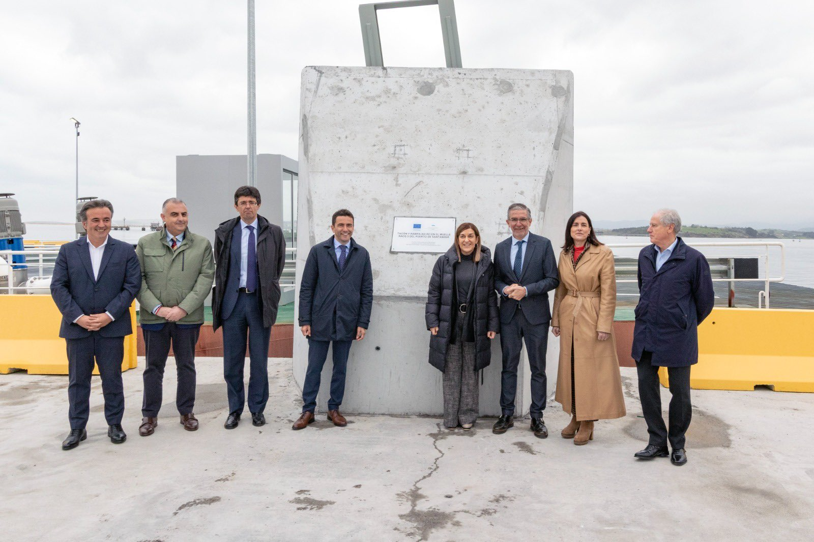 María José Sáenz de Buruaga, ha inaugurado el nuevo tacón y la rampa del Muelle de Raos 9 en el Puerto de Santander