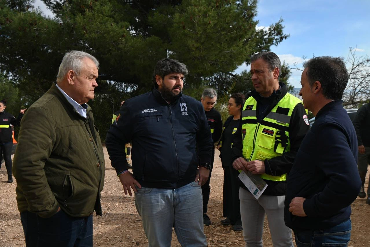 Los equipos de emergencia logran controlar el incendio del Llano de las Cabras en Murcia
