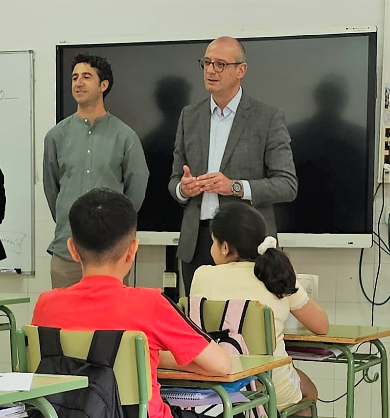 El consejero de Educación, Víctor Marín, visitó un centro educativo en Beniel durante la aplicación de estas pruebas
