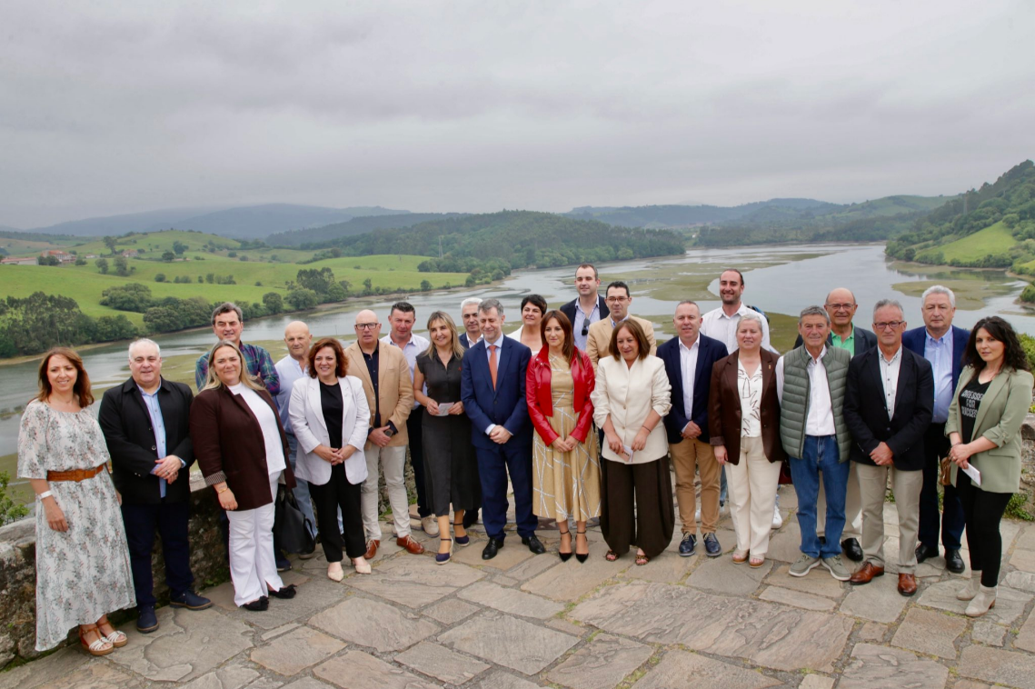 Buruaga refuerza la alianza entre Cantabria y Galicia para impulsar las rutas de peregrinación del norte