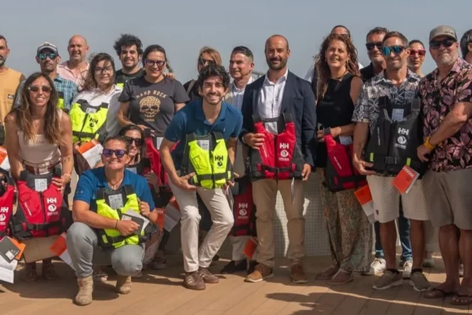 Murcia impulsa la seguridad y la accesibilidad en la Costa Cálida con 1.000 nuevos chalecos para 30 bases náuticas